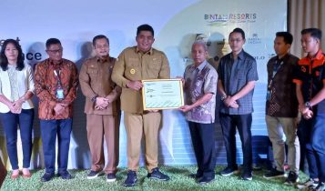 Bupati Bintan Roby Kurniawan saat menyerahkan paket Bantuan PT.BRC pada sejumlah perwakilan orang tua siswa Penerima Bupati Bintan Roby Kurniawan saat menyerahkan paket Bantuan PT.BRC pada sejumlah perwakilan orang tua siswa Penerima, di Plaza Lagoi Bay Kawasan Wisata Lagoi Selasa (23/01/2023).