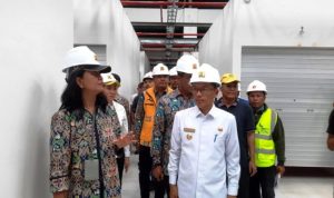 Direktorat Jenderal (Dirjen) Cipta Karya Kementerian PUPR, Diana Kusumastuti bersama Pj Wali Kota Hasan Sos, saat melakukan peninjauan pasar baru Tanjungpinang. (DOC).