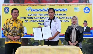 Gubernur Kepri Ansar Ahmad menyerahkan SK honorer PTK Non ASN Provinsi Kepri di Kabupaten Lingga tahun 2024 di Gedung SMA 1 Dabo, Sabtu (20/01/2024).