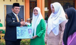 Gubernur Kepri Ansar Ahmad menyerahkan secara simbolis KTP-El kepada perwakilan siswa dan siswi SMA/SMK di kota Tanjungpiang Jumat (26/1/2024).
