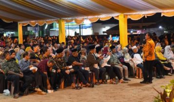 Gubernur Kepri Ansar Ahmad saat menyapa dan melakukan pertemuan dengan masyarakat Mentigi di Bintan Utara.