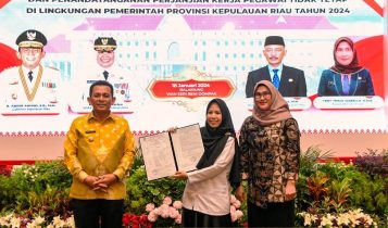 Gubernur Kepri Saat menyerahkan Perpanjangan Kontrak 1.784 orang PTT Kepri tahun 2024 Gubernur Kepri Saat menyerahkan Perpanjangan Kontrak 1.784 orang PTT Kepri tahun 2024.