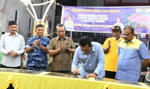Gubernur Kepulauan Riau Ansar Ahmad meresmikan dua program strategis di Kabupaten Karimun yakni Revitalisasi Pasar Malam dan Tugu Pentakbiran Kabupaten Karimun, Jum'at (12/1/2023).