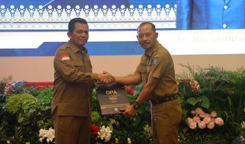 Gubernur Kepulauan Riau Ansar Ahmad saat menyerahkan Dokumen Pelaksanaan Anggaran (DPA) Tahun Anggaran 2024 kepada Kepala sekda Kepri di Balairung Wan Seri Beni, Dompak, Selasa (2/1/2023). (Foto: Diskominfo Kepri)