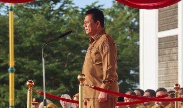 Gubernur Provinsi Kepri Ansar Ahmad saat memimpin Apel Pagi hari pertama kerja 2024 Pemerintah Provinsi Kepulauan Riau di Kantor Gubernur Kepri Dompak Tanjungpinang Gubernur Provinsi Kepri Ansar Ahmad saat memimpin Apel Pagi hari pertama kerja 2024 Pemerintah Provinsi Kepulauan Riau di Kantor Gubernur Kepri, Dompak, Tanjungpinang, Selasa (02/01/2023).