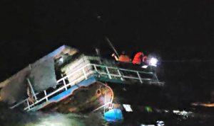 KLM Alinza III tenggelam di perairan Tanjung Datu laut Karimun sejumlah ABK berada ditas dek Kapal yang belum tenggelam sebelum akhirya di selamatkan Perosnil TNI-AL