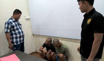 Kanit Reskrim Polsek Tanjungpinang Timur Iptu Apriadi bersama anggota saat mengintrogasi kedua pelaku di Polresta Tanjungpinang Kanit Reskrim Polsek Tanjungpinang Timur, Iptu Apriadi bersama anggota saat mengintrogasi kedua pelaku di Polresta Tanjungpinang. (Foto: Roland/Presmedia.id)