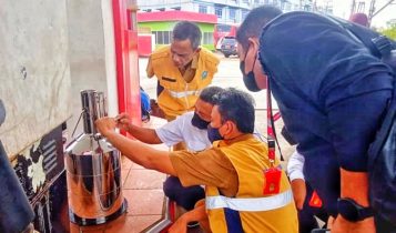 Kepala DKUPP Bintan Asyukri bersama Petugas UPTD Metrologi sedang melakukan tera pompa ukur BBM di SPBU Km 16 Kepala DKUPP Bintan Asyukri bersama Petugas UPTD Metrologi sedang melakukan tera pompa ukur BBM di SPBU Km 16. (Foto: Hasura/Presmedia.id)