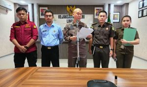 Kepala Seksi Pidana Khusus (Kasi Pidsus) Kejari Lingga Senopati tim penyidik saat menggelar press rilis penyidikan dugaan korupsi dana Hibah Koni Linga 2021-2022 di Kejari Lingga. (Foto: Kejari Lingga )