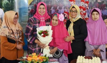 Ketua TP-PKK Provinsi Kepulauan Riau bersama sejumlah Tamu memberi ucapan selamat dan memberi bunga kepada sejumlah Lansia penghuni Rumah Bahagia Bintan atas Syukuran 17 Tahun berdiri.