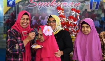 Ketua TP-PKK Provinsi Kepulauan Riau menyuapi kue wanita Lansia yang bermukim di Rumah Bahagia Bintan dalam Syukuran 17 Tahun berdiri.
