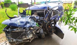 Mobil Toyota Kijang Krista ringsek akibat menabrak pohon dan ditabrak pickup di Jalan Nusantara Km 23 Kijang Kota. (Foto: Lantas Bintan Timur)