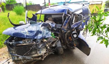 Mobil Toyota Kijang Krista ringsek akibat menabrak pohon dan ditabrak pickup di Jalan Nusantara Km 23 Kijang Kota Mobil Toyota Kijang Krista ringsek akibat menabrak pohon dan ditabrak pickup di Jalan Nusantara Km 23 Kijang Kota. (Foto: Lantas Bintan Timur)