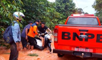 Personil Rescue BPBD Bintan evakuasi motor yang terseret arus ke rawa rawa di jalanan perbatasan Tanjungpinang Kijang arah Wacopek Personil Rescue BPBD Bintan evakuasi motor yang terseret arus ke rawa-rawa di jalanan perbatasan Tanjungpinang-Kijang arah Wacopek. (Foto: BPBD Bintan)