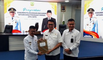 Pj Walikota bersama Sekda Tanjungpinang menyerahkan DPA kepada Kepala Dinas Perkim di Aula Sultan Sulaiman Badrul Alamsyah Kantor Walikota, Senggarang. (Foto: Roland/Presmedia.id)