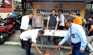 Polresta Tanjungpinang bersama stakeholder terkait melakukan pemusnahan ganja di Mapolresta Tanjungpinang. (Foto: Roland/Presmedia.id)