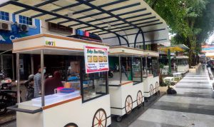 Sejumlah pedagang mulai mempersiapkan dagangannya di kawasan street food Bintan center. (Foto: Roland/Presmedia.id)