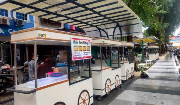 Sejumlah pedagang mulai mempersiapkan dagangannya di kawasan street food Bintan center. (Foto: Roland/Presmedia.id)