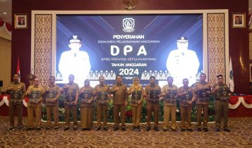 Sekda Kepri Kepala Dinas dan Kepala Badan dilingkungan pemerintah provinsi Kepri usai menerima DPA APBD 2024 dari Gubernur Selasa 212024 di aula Balairung Wan Seri Beni Dompak Tanjungpinang Sekda Kepri, Kepala Dinas dan Kepala Badan dilingkungan pemerintah provinsi Kepri usai menerima DPA-APBD 2024 dari Gubernur, Selasa (2/1/2024) di aula Balairung Wan Seri Beni, Dompak Tanjungpinang. (Foto: Kominfo Kepri)