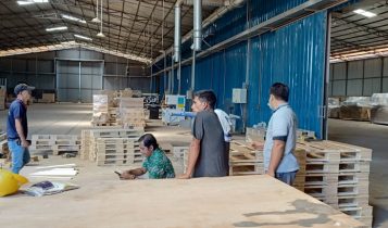 TKA yang menjabat sebagai Desain Engineer PT Airwood Smart Home Internasional Dong Jingfeng pakai topi hitam sedang mengawasi aktivitas produksi di Kawasan Perindustrian Segantang Lada TKA yang menjabat sebagai Design Engineer PT Airwood Smart Home Internasional, Dong Jinfeng (pakai topi hitam) sedang mengawasi aktivitas produksi di Kawasan Perindustrian Segantang Lada. (Foto: Hasura/Presmedia.id)