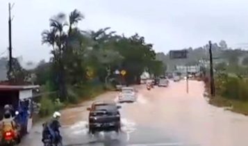 Tangkapan layar video warga, jalan banjir di kawasan Bandara lama km 12 jalan Tanjungpinang-Bintan Kamis (4/1/2024).