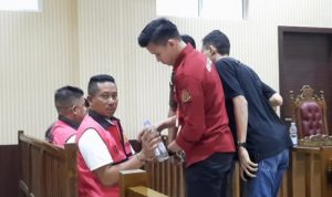 Terbukti korupsi dana APBD untuk pembelian dana BBM tahun 20222, dua Aparatur Sipil Negara (ASN) Lingga, terdakwa Afrianola Wisnu Brata dan Hendra dihukum 5 tahun dan 5 tahun 6 bulan penjara di PN Tanjungpinang. (Foto: Roland/Presmedia.id)