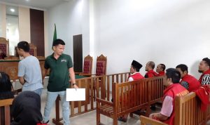 Terdakwa Fajar Dernawan saat meninggalkan ruangan persidangan dan digiring ke sel tahanan PN Tanjungpinang. (Foto: Roland/Presmedia.id)