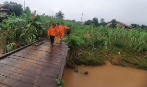 Tim SAR Gabungan Lakukan operasi pencarian di sekitar parit jalan bandara lama Tanjungpinang Kijang. (Foto: Roland/Presmedia.id)