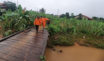 Tim SAR Gabungan Lakukan operasi pencarian di sekitar parit jalan bandara lama Tanjungpinang Kijang. (Foto: Roland/Presmedia.id)