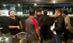 Tim gabungan saat razia di Starpoll Cafe dan Billiard di Jalan Barek Motor Kijang Kota Kecamatan Bintan Timur beberapa waktu lalu. (Foto: Polsek Bintan Timur/Presmedia.id)