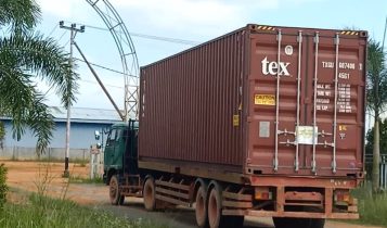 Truk Fuso ketika membawa kontainer berisikan barang furniture asal China saat masuk ke dalam Kawasan Perindustrian Segantang Lada beberapa waktu lalu. (Foto: Hasura/Presmedia.id)