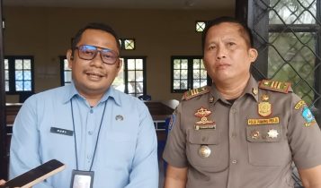 Wasdal DPMPTSP Bintan Rory Andri HK dan PPNS Satpol PP Bintan Sumadi ketika diwawancarai awak media Wasdal DPMPTSP Bintan, Rory Andri HK dan PPNS Satpol PP Bintan Sumadi ketika diwawancarai awak media. (Foto: Hasura/Presmedia.id)