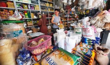 Aktifitas jual beli di toko Ahong pasar Bincen Tanjungpinang Aktifitas jual beli di toko Ahong pasar Bincen Tanjungpinang. (Foto: Roland/Presmedia.id)