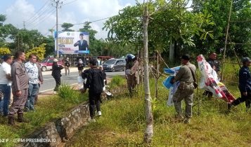 Bawaslu bersama polisi, kejaksaan, dan PPK melakukan penertiban APK di Jalur Lintas Barat tepatnya di Simpang Empat Depan Pasar Tani Toapaya