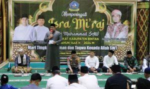 Bupati Bintan Roby Kurniawan bersama Forkopimda dan Ustadz Nasrul Husna foto bersama para santri.