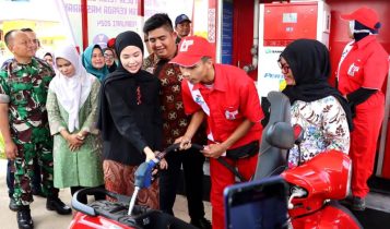Bupati Bintan Roby Kurniawan meresmikan Pertashop yang dikelola BUMDes Mitra Perdana Desa Teluk Sasah. (Foto: Diskominfo Bintan)