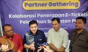 Co Founder/Co CEO PT. MKP, Irawan bersama Pelindo, Agen dan Pimpinan Bank Mandiri. (Foto: Roland/Presmedia.id)