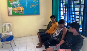 Empat ABK dan Nakhoda KM.Putra Harapan Baru yang selamat dirawat di Puskesmas Kawal Bintan. (Foto: Polres Bintan)