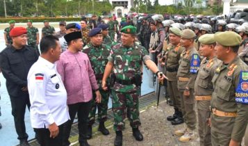 Gubernur Ansar bersama Danrem 033WP Brigjen TNI Jimmy Watuseke melakukan pengecekan kesiapan personel TNI dalam pengamanan Pemilu 2024 di Kepri Gubernur Ansar bersama Danrem 033/WP Brigjen TNI Jimmy Watuseke melakukan pengecekan kesiapan personel TNI dalam pengamanan Pemilu 2024 di Kepri. (Foto: Diskominfo Kepri)