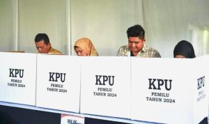 Gubernur Kepri, Ansar Ahmad bersama keluarga menyalurkan hak pilih pada Pemilu 2024 di TPS 02 kelurahan Melayu kota Piring Tanjungpinang. (Foto: Roland/Presmedia.id)