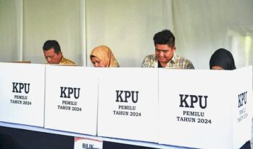 Gubernur Kepri, Ansar Ahmad bersama keluarga menyalurkan hak pilih pada Pemilu 2024 di TPS 02 kelurahan Melayu kota Piring Tanjungpinang. (Foto: Roland/Presmedia.id)