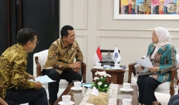 Gubernur Kepri Ansar Ahmad saat menemui Menteri Tenaga Kerja Ida Fauziah di Kompleks Kementerian Ketenagakerjaan Jakarta Gubernur Kepri Ansar Ahmad saat menemui Menteri Tenaga Kerja Ida Fauziah di Kompleks Kementerian Ketenagakerjaan, Jakarta, Kamis (22/02/2024).