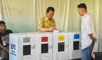 Gubernur Kepri Ansar Ahmad saat menyalurkan hak pilihnya pada Pemilu 14 Februari 2024 di TPS 002 kelurahan Melayu Kota Piring Tanjungpinang.