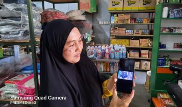 Ida Pemilik Warung Kayla saat menunjukan rekaman CCTv aksi maling yang melakukan pencurian di warungnya Ida Pemilik Warung Kayla saat menunjukan rekaman CCTv aksi maling yang melakukan pencurian di warungnya. (Foto: Roland/Presmedia.id)