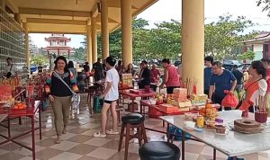 Jelang Imlek, warga etnis Tionghoa ramai-ramai mengunjungi Crematorium dan rumah abu di kawasan Vihara Avalokitesvara di Km 14 Tanjungpinang. (Foto: Roland/Presmedia.id)