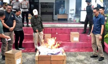 KPU Bintan bersama Kejari Bintan Polres Bintan KPU Kepri serta BIN memusnahkan surat suara kelebihan dan rusak dengan cara dibakar KPU Bintan bersama Kejari Bintan, Polres Bintan, KPU Kepri serta BIN memusnahkan surat suara kelebihan dan rusak dengan cara dibakar. (Foto: KPU Bintan)