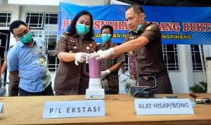 Kajari Tanjungpinang bersama FKPD memusnahkan barang bukti dari 22 kasus yang inkrah. (Foto: Roland/Presmedia.id)