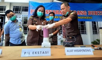 Kajari Tanjungpinang bersama FKPD memusnahkan barang bukti dari 22 kasus yang inkrah Kajari Tanjungpinang bersama FKPD memusnahkan barang bukti dari 22 kasus yang inkrah. (Foto: Roland/Presmedia.id)