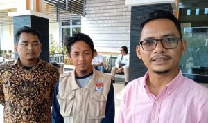 Ketua KPU Bintan Haris Daulay didampingi PPK Bintan Timur usai mengecek rekapitulasi surat suara di Aula Kantor Bupati Bintan. (Foto: Hasura/Presmedia.id)