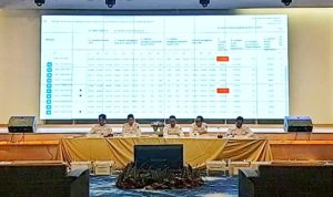 Komisioner KPU Bintan saat melaksanakan rapat pleno rekapitulasi hasil penghitungan perolehan suara Pemilu 2024 Bintan di Hotel Agro Bintan.